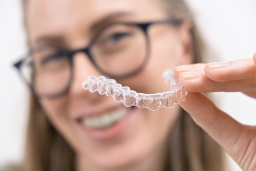 ¿Los alineadores transparentes funcionan mejor que los aparatos ortodónticos? | Invisalign en Carolina del Norte